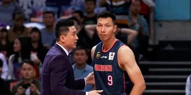 报道称，泽林斯基现在越来越接近离开那不勒斯，目前德劳伦蒂斯还没有就续约问题与泽林斯基达成协议，泽林斯基的要价与那不勒斯的报价之间分歧较大，考虑到泽林斯基合同明年6月就将到期，因此那不勒斯现在很难留住泽林斯基。